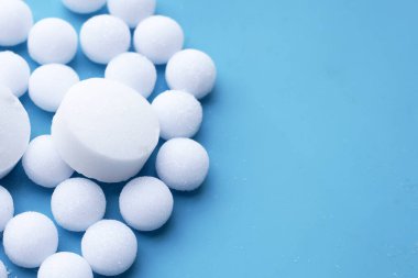 Mavi arkaplanda beyaz naftalin.