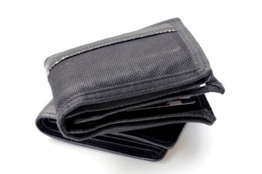 Beyaz arka planda siyah cüzdanlar.