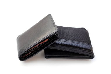 Beyaz arka planda siyah cüzdanlar.