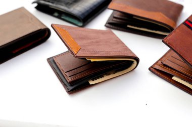 Cüzdanlar beyaz arkaplanda.