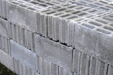 Beton tuğla yığını, beton bloklar.