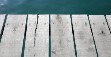 Mavi denizli ahşap kaldırım