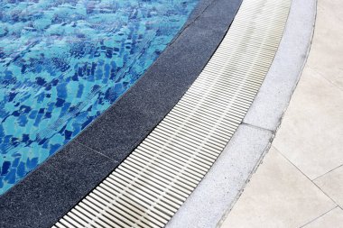 Yüzme havuzunun kenarındaki oluk.