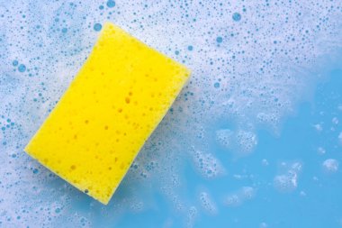 Bulaşık deterjanı köpüklü temizlik süngeri. Bulaşık yıkama kavramı