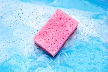 Bulaşık deterjanı köpüklü temizlik süngeri. Bulaşık yıkama kavramı