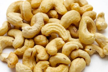 Beyaz arka planda kaju fıstığı.