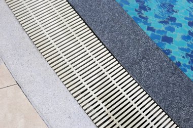 Yüzme havuzunun kenarındaki oluk.