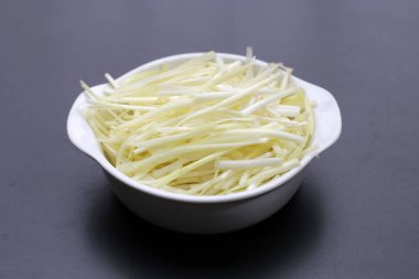 Koyu arkaplanda beyaz sarımsak soğanı.