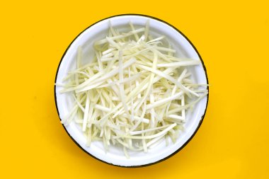 Sarı arkaplanda beyaz sarımsak soğanı.