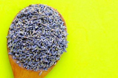 Bitki çayı demlemek için kurutulmuş lavanta tomurcukları.