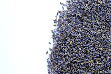 Bitki çayı demlemek için kurutulmuş lavanta tomurcukları.