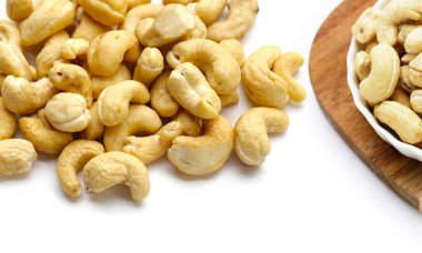 Beyaz arka planda kaju fıstığı.