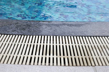 Yüzme havuzunun kenarındaki oluk.