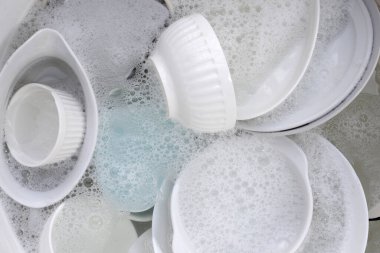 Bulaşık yıkama, kirli bulaşıklar mutfak lavabosunda..