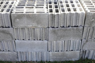 Beton tuğla yığını, beton bloklar.