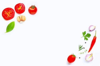 Çeşitli taze sebze ve otlar beyaz arka plan üzerinde.