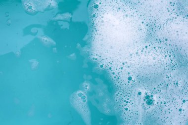 Deterjan köpüklü su. Mavi arkaplan, sabun suyu