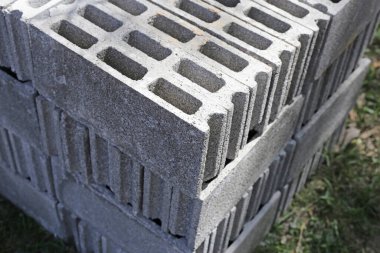 Beton tuğla yığını, beton bloklar.