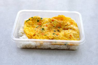 Tayland usulü omlet ve pilav.