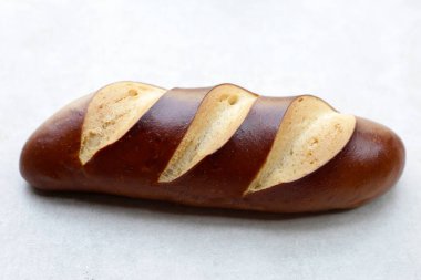 Gri arkaplanda sade Laugen ekmeği.