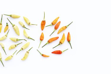 Beyaz arka planda taze kırmızı biber.