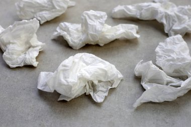 Buruşmuş kağıt mendil. Gri arkaplanda yüz dokusu.