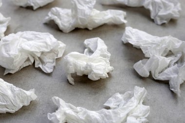 Buruşmuş kağıt mendil. Gri arkaplanda yüz dokusu.