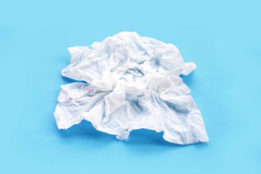 Buruşmuş kağıt mendil. Mavi arka planda yüz dokusu.