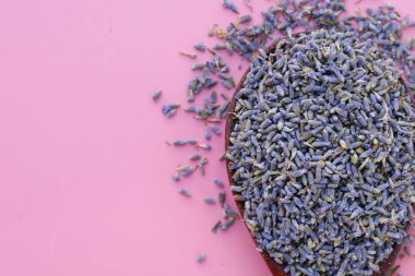 Bitki çayı demlemek için kurutulmuş lavanta tomurcukları.