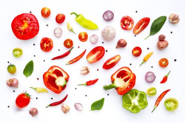 Çeşitli taze sebze ve otlar beyaz arka plan üzerinde.