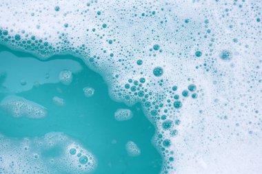 Deterjan köpüklü su. Mavi arkaplan, sabun suyu