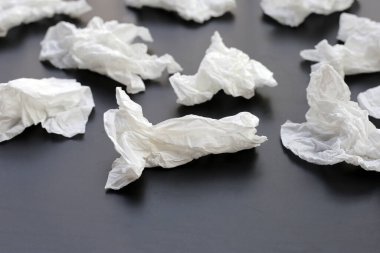 Buruşmuş kağıt mendil. Koyu arkaplanda yüz dokusu.