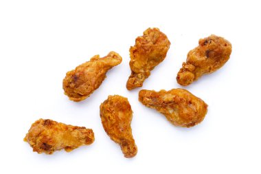 Beyaz arka planda kızarmış tavuk.