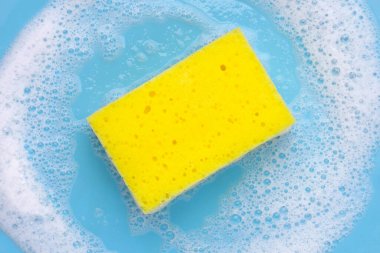 Bulaşık deterjanı köpüklü temizlik süngeri. Bulaşık yıkama kavramı