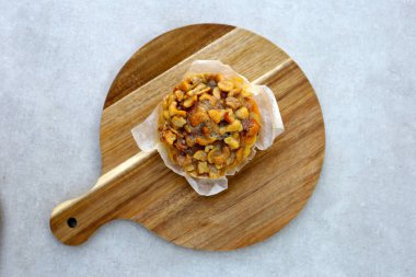 Karamel kaplı fındıklı karamelli kuru üzümlü ekmek..