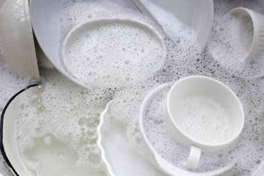 Bulaşık yıkama, kirli bulaşıklar mutfak lavabosunda..