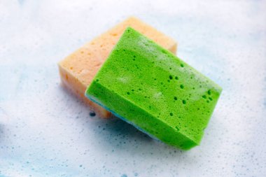 Bulaşık deterjanı köpüklü temizlik süngeri. Bulaşık yıkama kavramı