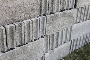 Beton tuğla yığını, beton bloklar.