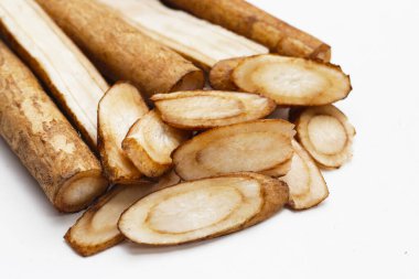 Beyaz arkaplanda Burdock Kökü (Gobo).