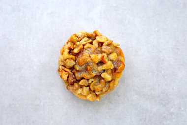 Karamel kaplı fındıklı karamelli kuru üzümlü ekmek..