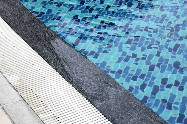 Gutter on the side of swimming pool