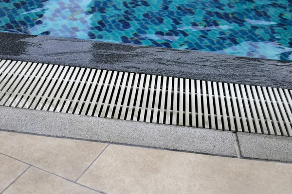 Yüzme havuzunun kenarındaki oluk.
