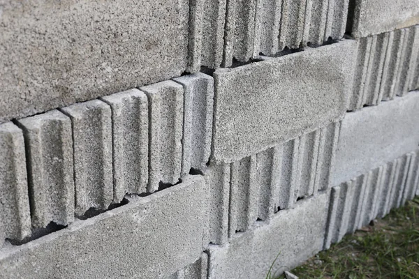 Beton tuğla yığını, beton bloklar.