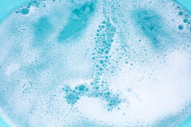 Deterjan köpüklü su. Mavi arkaplan, sabun suyu