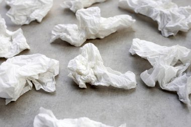 Buruşmuş kağıt mendil. Gri arkaplanda yüz dokusu.