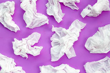 Buruşmuş kağıt mendil. Mor arka planda yüz dokusu.