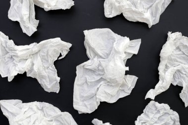 Buruşmuş kağıt mendil. Koyu arkaplanda yüz dokusu.