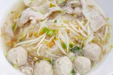 Tayland usulü erişte çorbası.