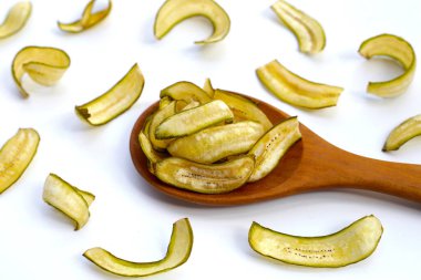 Muz cipsi, kızarmış muz, yeşil kabuklu.