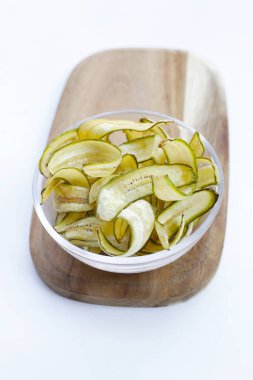 Muz cipsi, kızarmış muz, yeşil kabuklu.